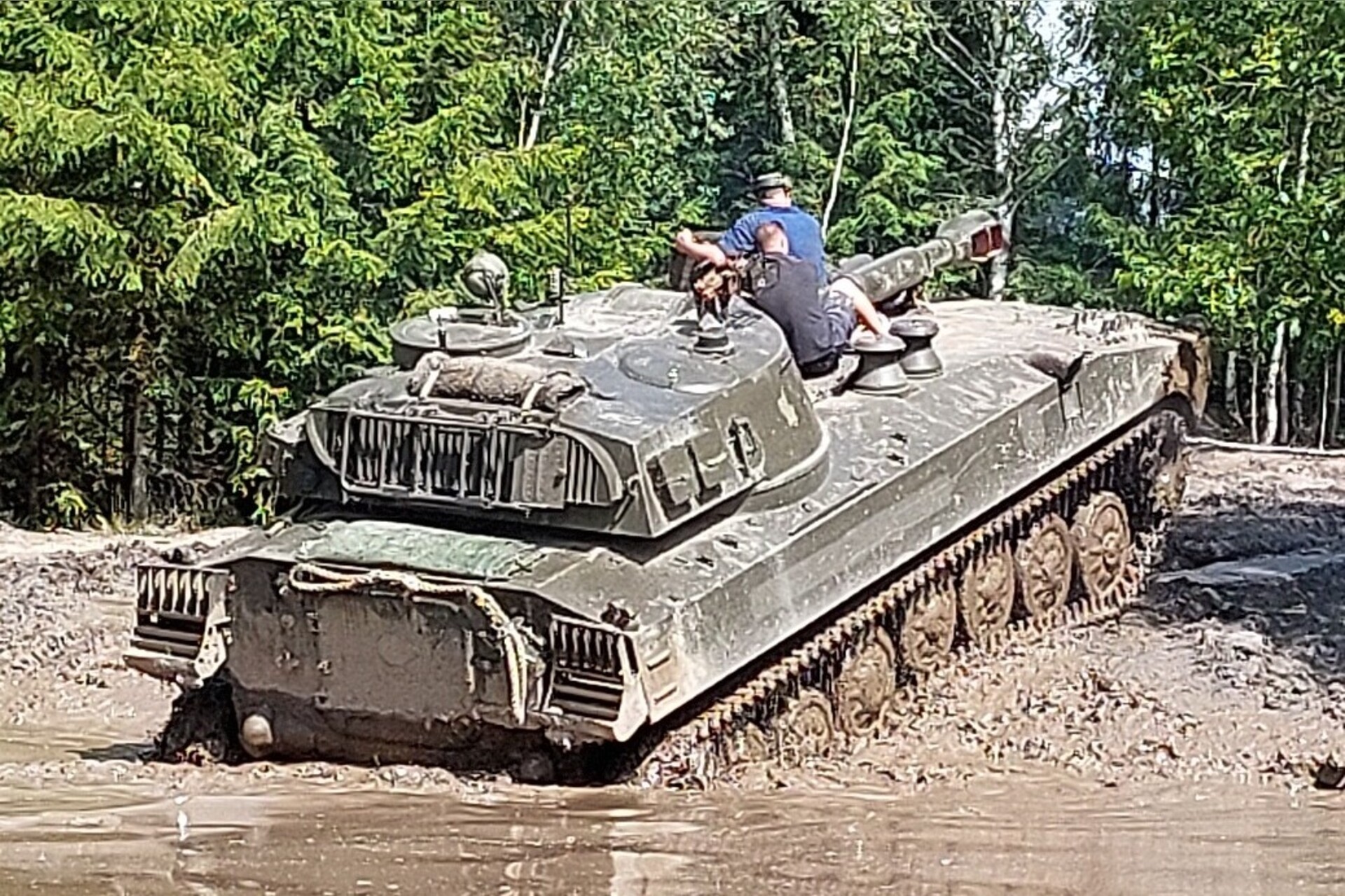 2S1-Panzerhaubitze-122 mm fahren