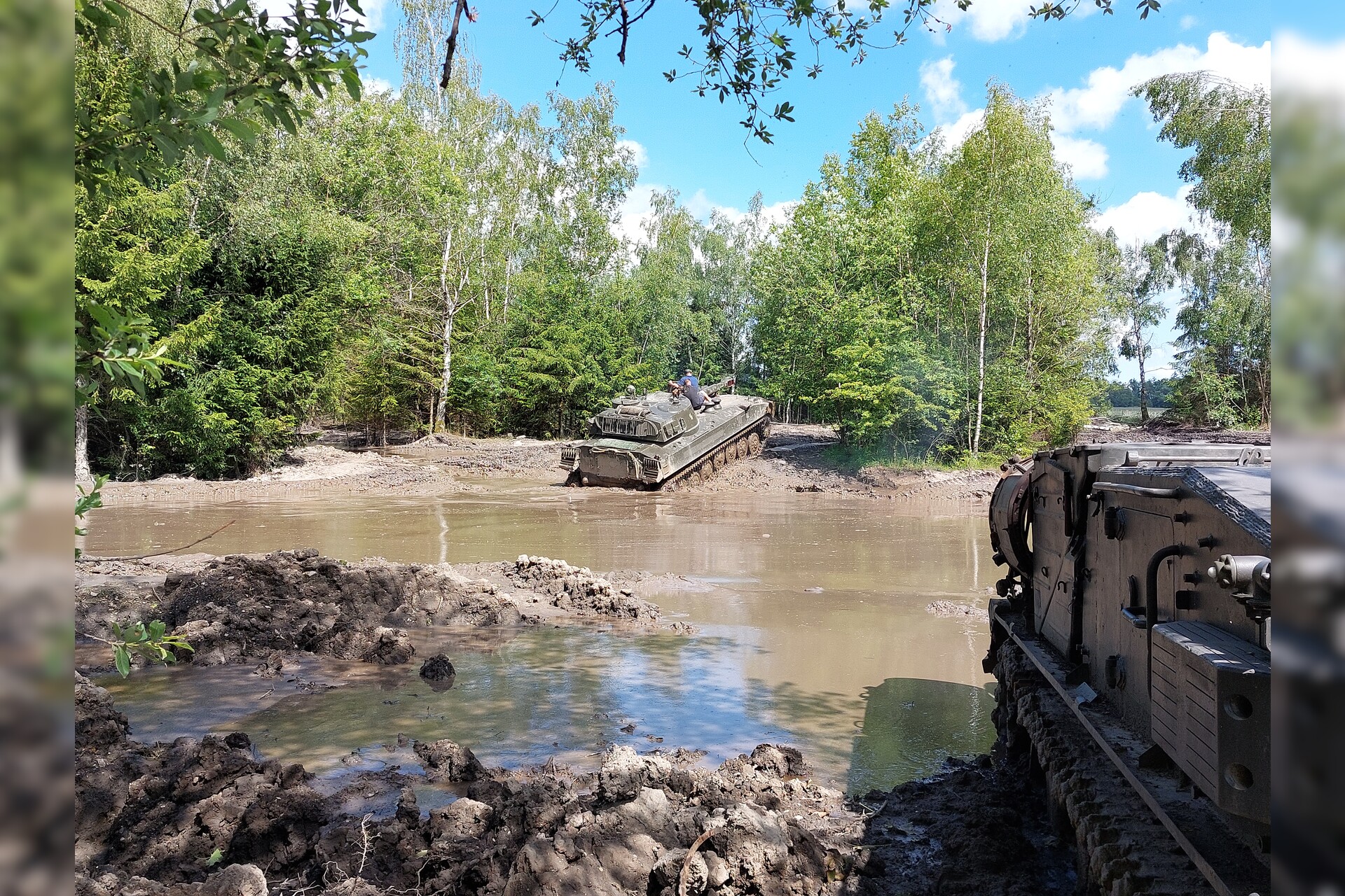 2S1-Panzerhaubitze-122 mm fahren